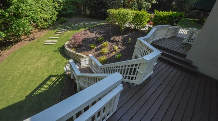 Outdoor Makeover: Backyard-Deck-With-Stairs-Ideas