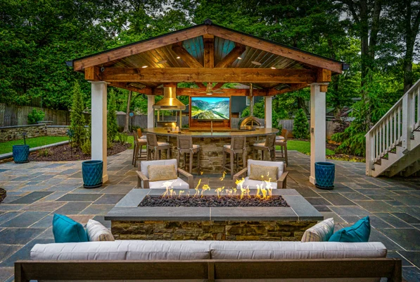 Outdoor Makeover: Firepit_With_Outdoor_Kitchen_Design