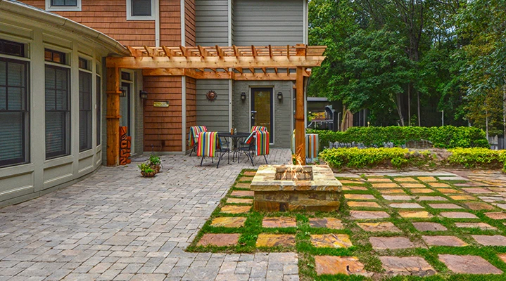 Outdoor-Fire-Pit-With-Pergola-Ideas