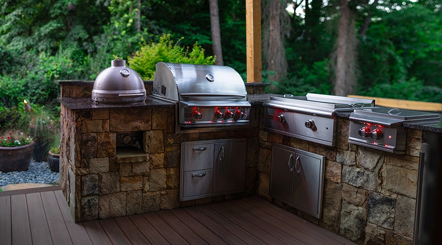 Outdoor kitchen with grill design idea